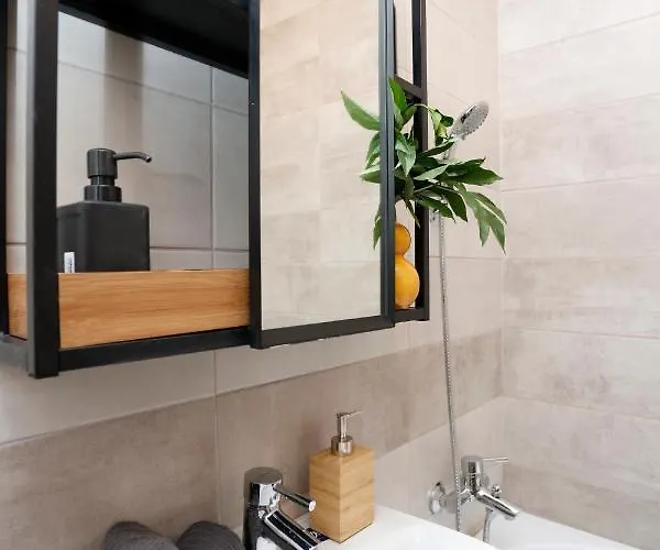 New & Cozy In Ghencea + Netflix